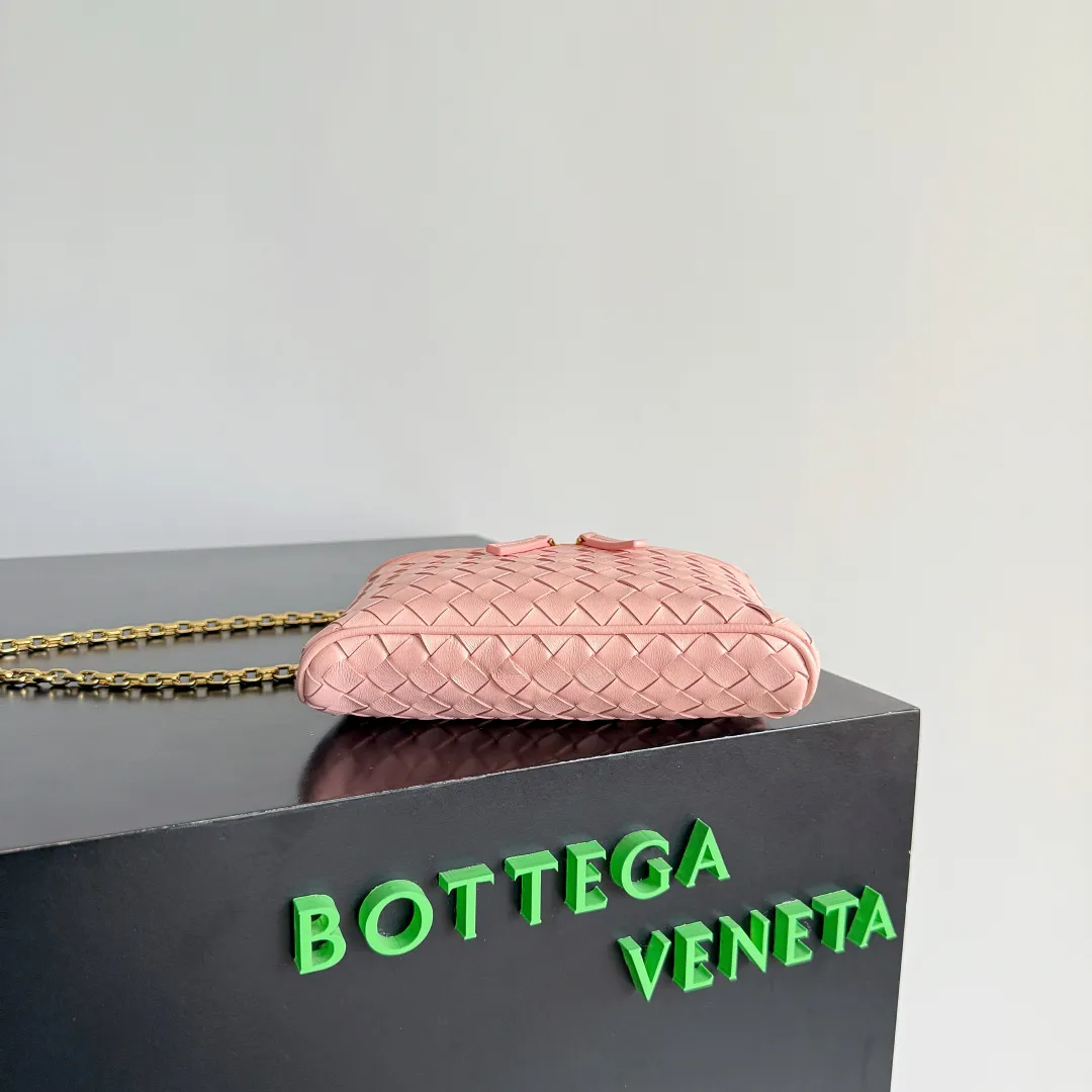 Batch 1480 BOTTEGA VENETA2025 new women's small Soft Vanity cosmetic bag, using the classic Intrecciato weaving technique, inheriting the classics, the ring buckle design 😎 The light metal chain gives you a high-end sense of matching, the chain is removable, and it can be used as a handbag ~ An elegant small bag that is perfect for participating in events. The overall body of the bag is as soft as marshmallow and can be easily kneaded, showing the strong toughness and high-end feel of the leather. The touch of sheepskin is so amazing. It is so healing when pinched! I have absolutely no resistance to small bags! ! ! Style number: 843800 Color: rose pink Size: 19*14*3cm